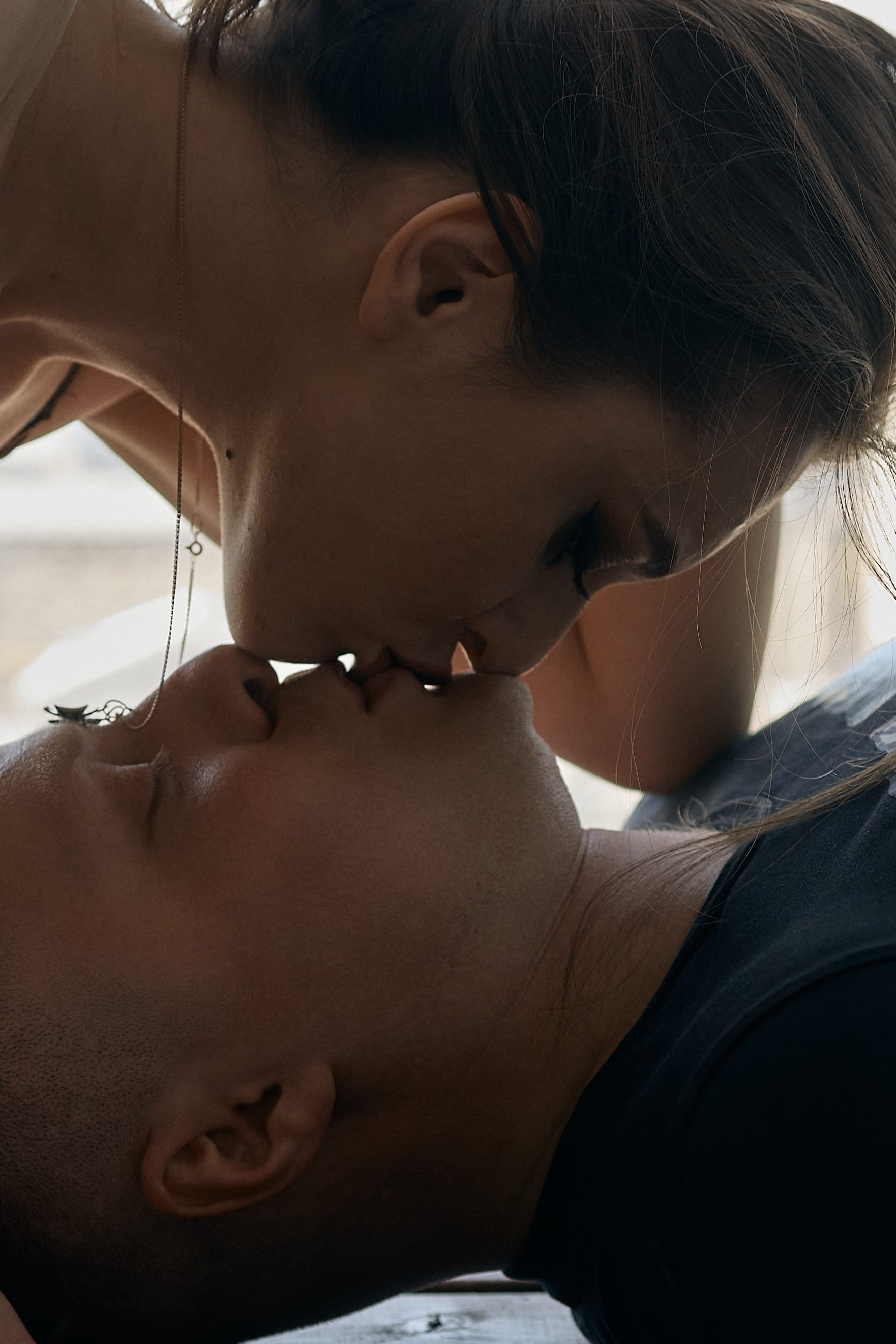 Поцелуй крупным планом в контровом свете